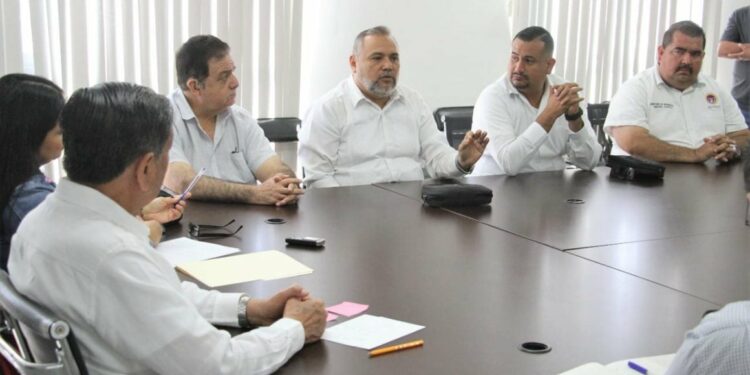 Alcalde vallartense se reune con sindicatos de taxistas