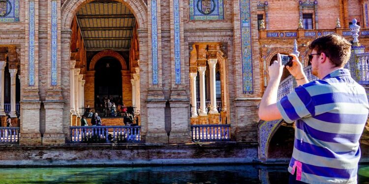 Andalucía concedió el 29% de bonos turísticos solicitados desde 2020, hasta 11.883 por casi dos millones de euros