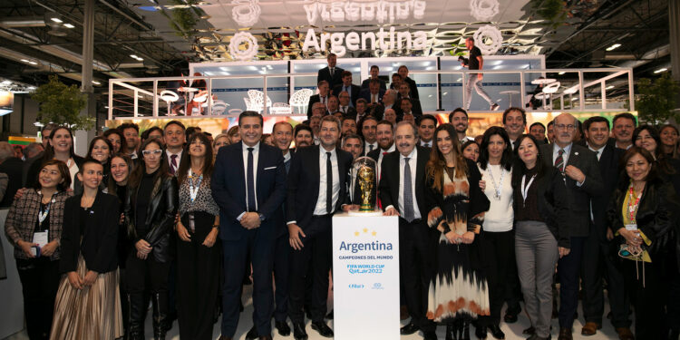 El ministro de Turismo, Matías Lammens; el embajador en España, Ricardo Alfonsín; el gobernador de Neuquén, Omar Gutiérrez; el secretario ejecutivo del INPROTUR, Ricardo Sosa; y la secretaria de Turismo, Yanina Martínez. En el medio, una réplica de la Copa del Mundo obtenida en Qatar