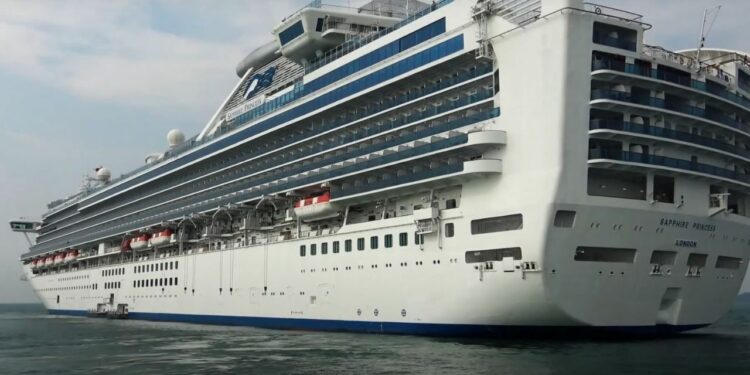 Arriba a Ushuaia impactante crucero de casi tres cuadras de largo