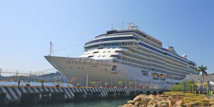Arriba crucero MS Seas Splendor a Acapulco con más de mil 200 personas
