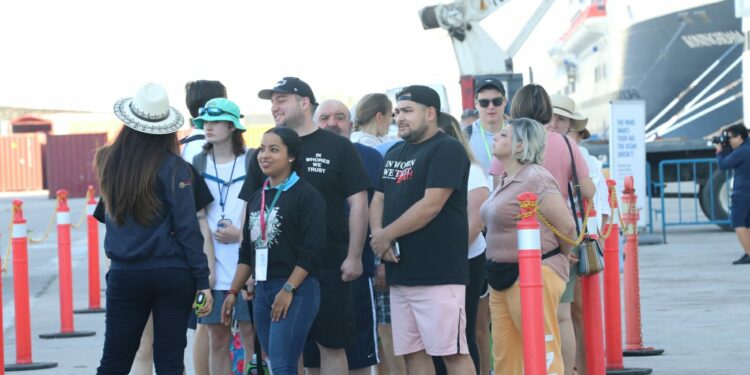 Arriban a Mazatlán tres cruceros turísticos con más de 7 mil turistas – Ríodoce
