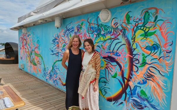 Artista Alex Nuñez pinta mural en el Star Legend durante crucero de Lisboa a Miami