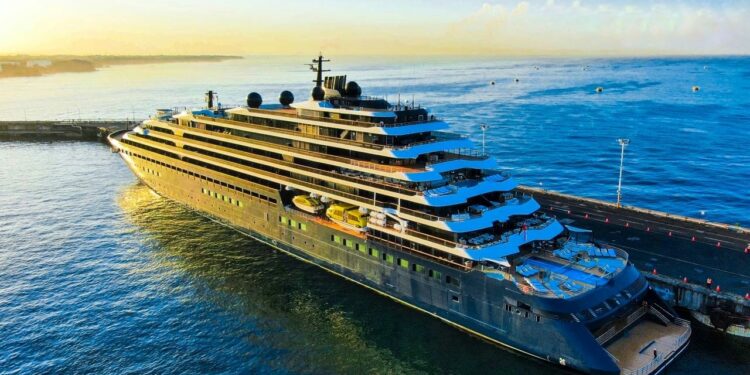 Atraca en El Salvador el crucero Evrima de la prestigiosa cadena Ritz Carlton