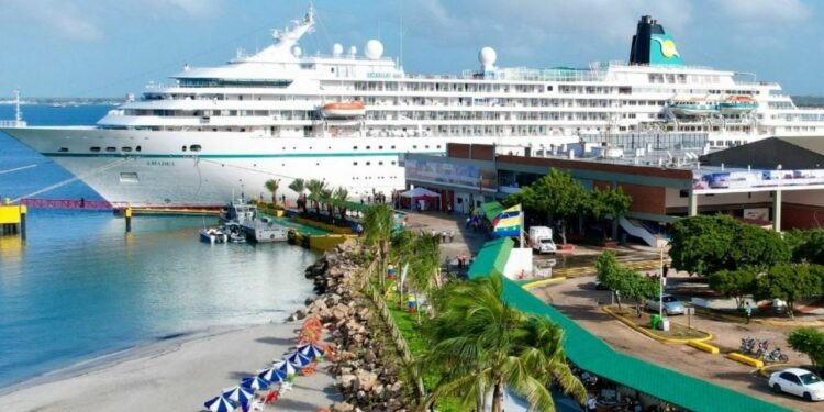 Atraca por primera vez en 15 años un crucero europeo en territorio venezolano