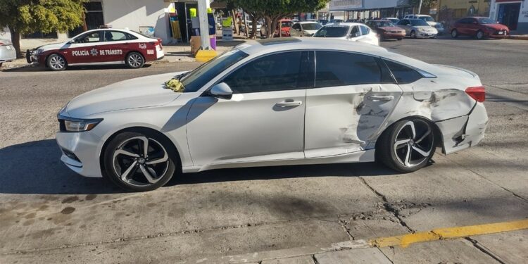 Automóvil y camioneta chocan en crucero de Los Mochis