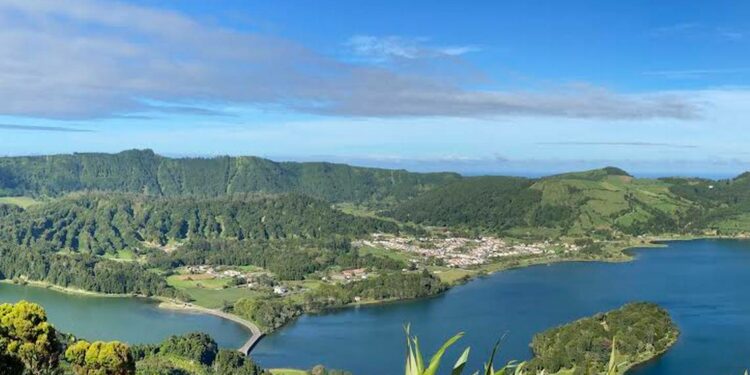 Azores es un archipiélago portugués en medio del Atlántico, en donde los balleneros aguerridos de “Moby Dick”, de Melville, son efectivos con el arpón y hablan una lengua extraña. 