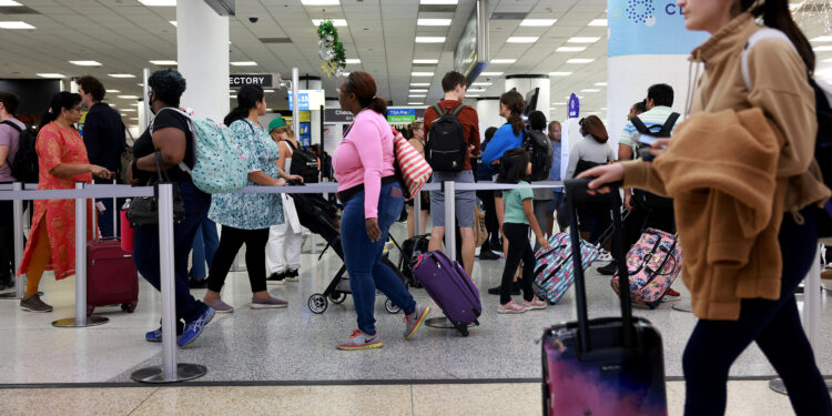 Beneficiarios del parole humanitario agilizan viajes ante temor de que el programa sea cancelado | Video | Univision 23 Miami WLTV