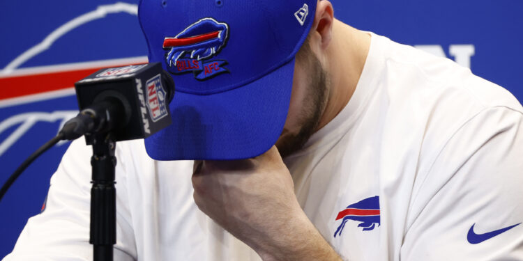 El quarterback de los Bills de Buffalo Josh Allen durante una conferencia de prensa, el jueves 5 de enero de 2023, en Orchard Park, Nueva York. (AP Foto/Jeffrey T. Barnes)