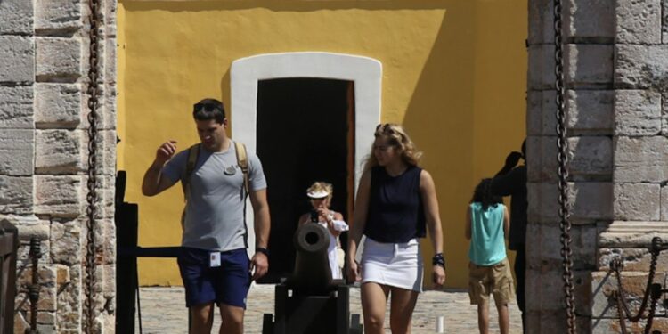 Busca la delegación de Acapulco en la Fitur relanzar al puerto entre jóvenes europeos