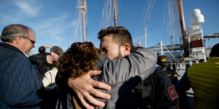 Cádiz se abraza al buque-escuela 'Juan Sebastián de Elcano'