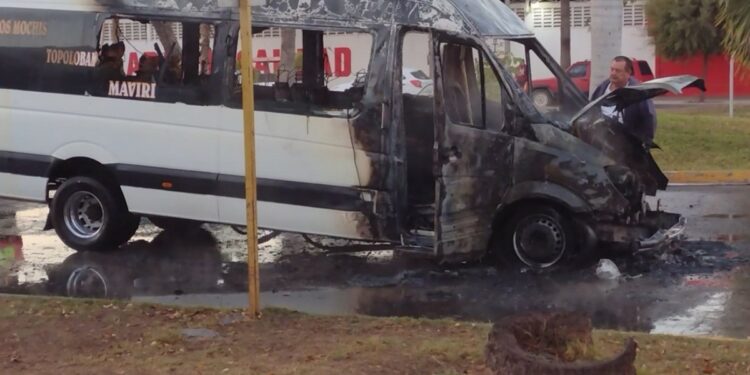 Camión foráneo se incendia en crucero de Los Mochis