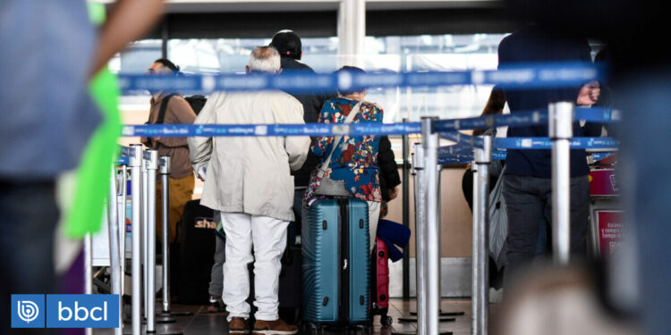 Cancillería recomienda a chilenos postergar viajes a Perú debido a crisis social | Nacional