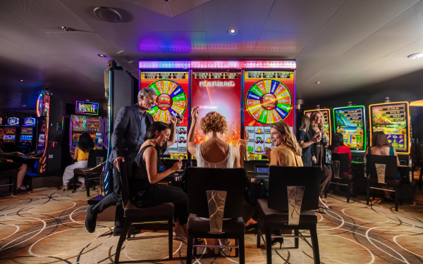 Carnival Corporation amplia zona de casinos en cruceros HAL de clase Pinnacle y Signature