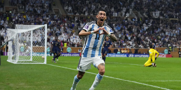 Angel Di María celebra tras anotar el segundo gol de Argentina en la final de la Copa Mundial ante Francia en el estadio Lusail, el domingo 18 de diciembre de 2022, en Lusail, Qatar. (AP Foto/Natacha Pisarenko)
