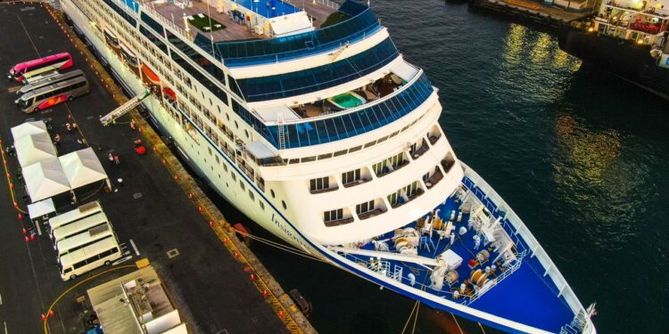 Cerca de mil extranjeros desembarcan del crucero Insignia en Sonsonate