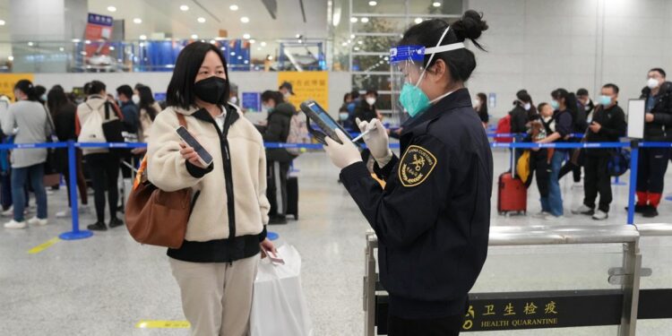 China deja de emitir visados para ciudadanos japoneses en respuesta a las restricciones por la COVID-19