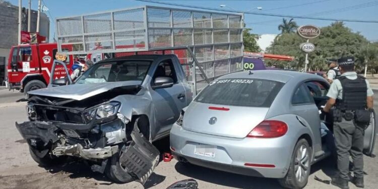 Chocan dos vehículos en crucero de La Sirena, en Mazatlán