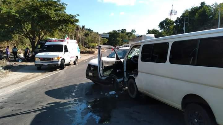 Vehículos impactados en el crucero de Sayulita