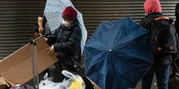 Cientos de inmigrantes en Nueva York rechazan traslado hasta terminal de cruceros en Brooklyn, esta es la razón | Video | Univision 41 Nueva York WXTV
