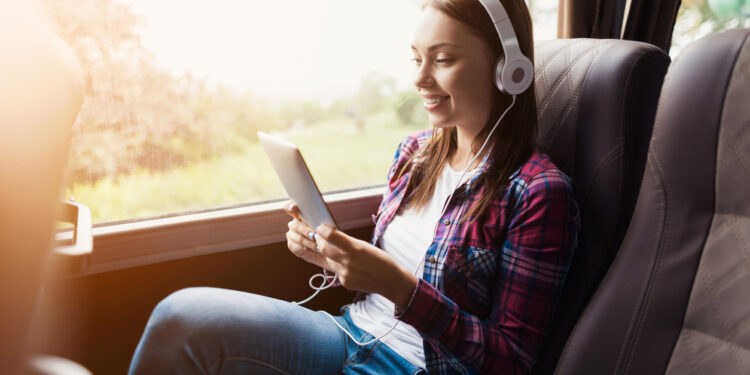 Viajera escuchando música en un autobús
