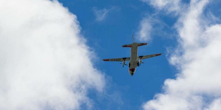 Un avión de la Guardia Costera de Estados Unidos sobrevuela la oficina de Aduanas y Protección Fronteriza estadounidense en la ciudad de Marathon, en los Cayos de la Florida Central, el domingo 8 de enero de 2023.