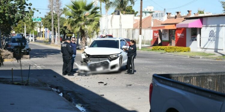 Conductor no hace alto y choca en crucero de Los Mochis