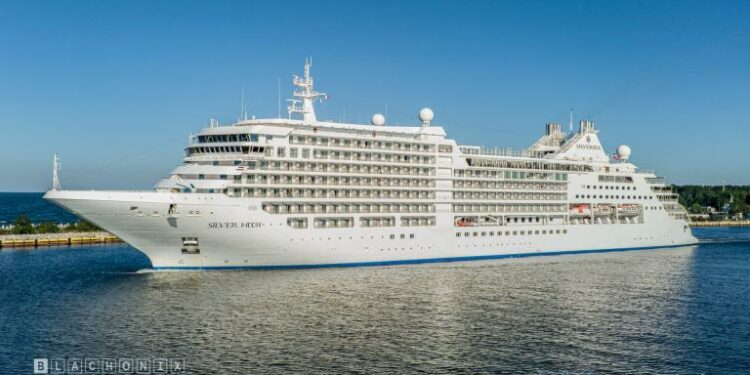 Conoce cómo es el lujoso y moderno crucero Silver Moon que se encuentra navegando por las costas chilenas