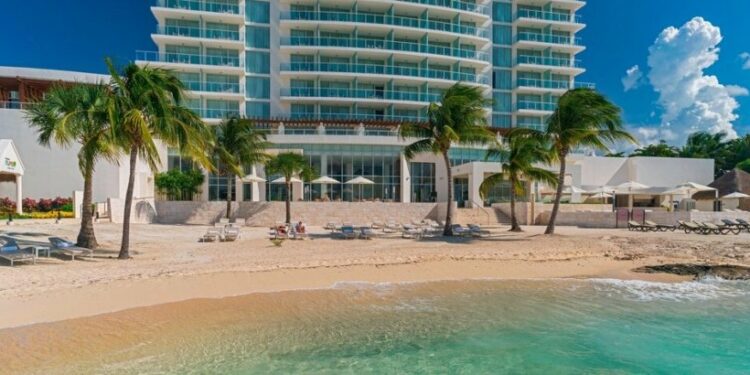 Conoce el hotel que tiene una alberca natural en pleno caribe 