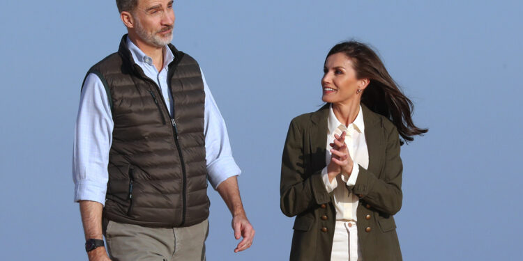La Reina Letizia, sonriente, junto a su marido, el Rey Felipe VI