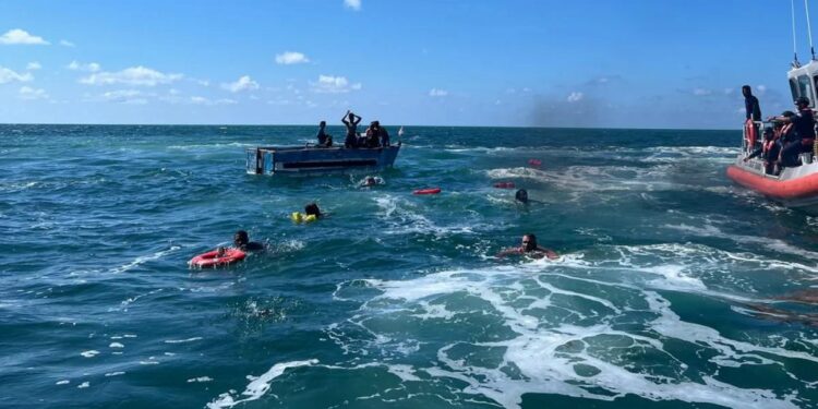 Crisis de migrantes cubanos: dos cruceros rescataron a balseros cerca de las costas de la Florida