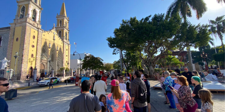 Cruceristas disfrutan de un día soleado en Mazatlán