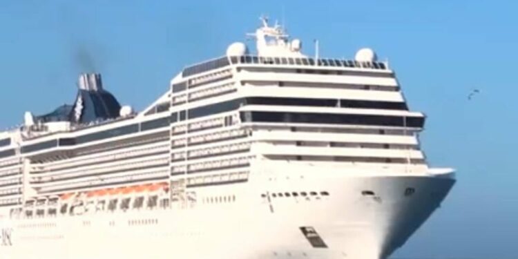 Crucero MSC Poesía engalana la bahía de Santa Marta