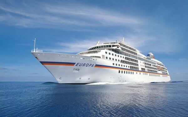 Crucero Ms Europa de Hapag Lloyd Cruises llega a la bahía de Puerto Montt