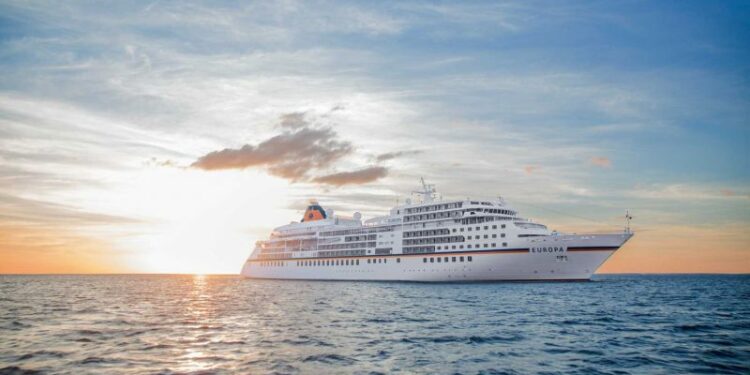 Crucero Ms Europa recala al Puerto de Valparaíso