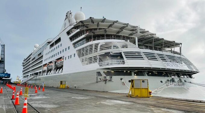 Crucero Silver Moon arribó al puerto de Coquimbo