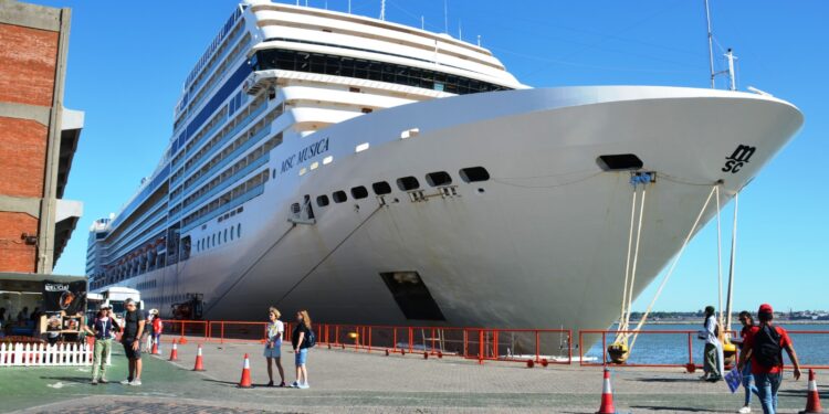 Crucero arriba al Puerto de Montevideo con más de 2 mil personas a bordo