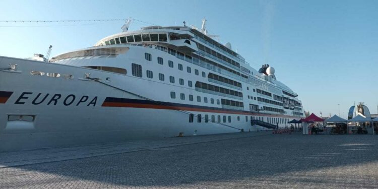 Crucero arriba por primera vez al Puerto de Iquique