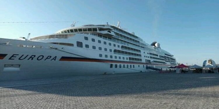 Crucero con 266 tripulantes llegó al puerto de Iquique