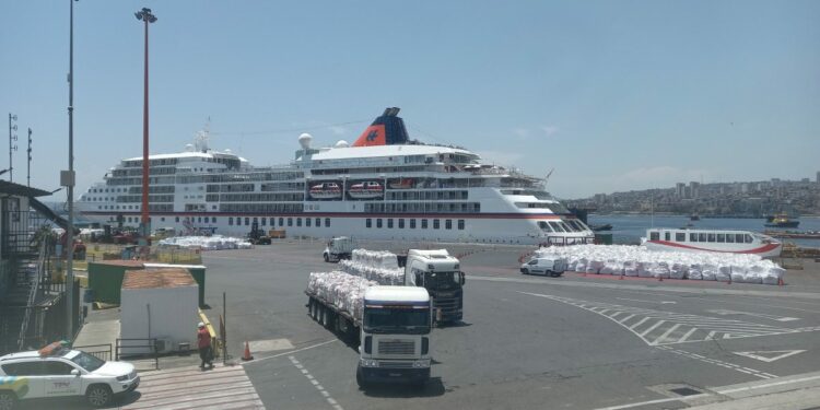 Crucero de Hapag Lloyd Cruises arriba al Puerto de Valparaíso