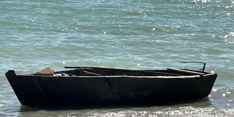 Crucero rescata a cinco migrantes cubanos que se dirigían a la costa de Florida
