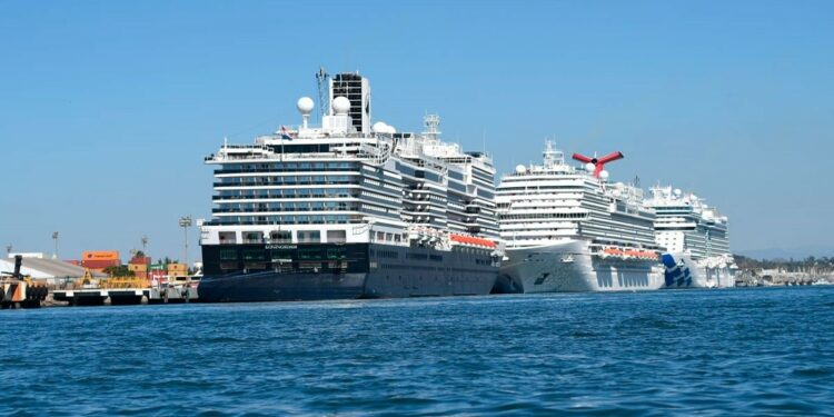 Cruceros activan restaurantes, bares y comercio en Mazatlán