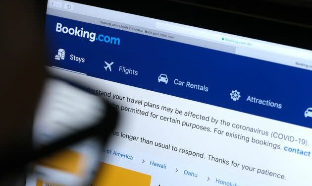 Un usuario de Booking.com busca un alojamiento a través de la web de la multinacional.