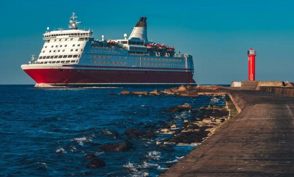 Cuatro navieras son multadas por hacer escalas en Cuba