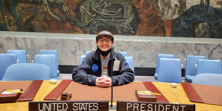 Kaloenic Ilac, "Kale", lleva un año luchando contra el cáncer. Su sueño de ir a la ONU se hizo realidad cuando la Fundación Make-a-Wish le concedió a él y a su familia su deseo. Aquí, posa sentado con orgullo en el Consejo de Seguridad.