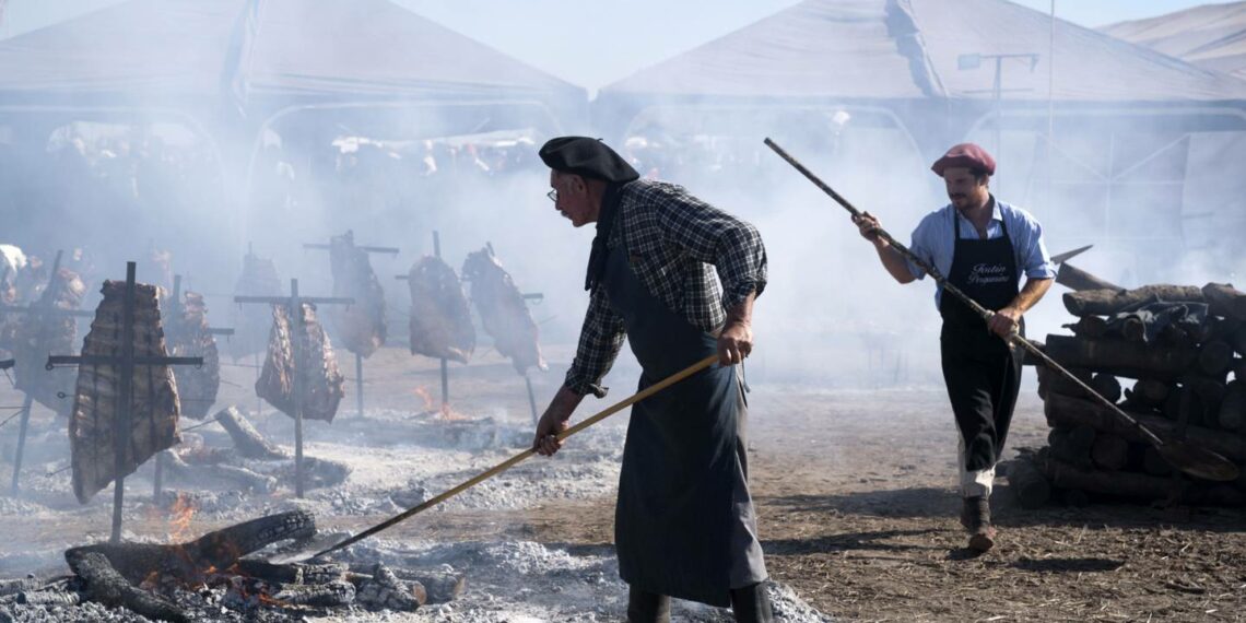 Trabajadores preparan un asado tradicional durante la feria AgroActiva en Armstrong, Santa Fe, Argentina, en 2017. Fotógrafo: Pablo E. Piovano/Bloombergdfd