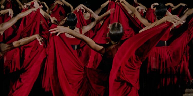Dior estrena el documental sobre su desfile Crucero' 23 en Sevilla
