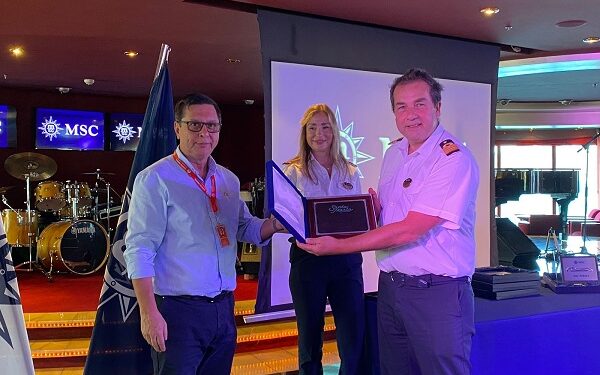 Distrito otorgó placa conmemora al crucero MSC Poesía