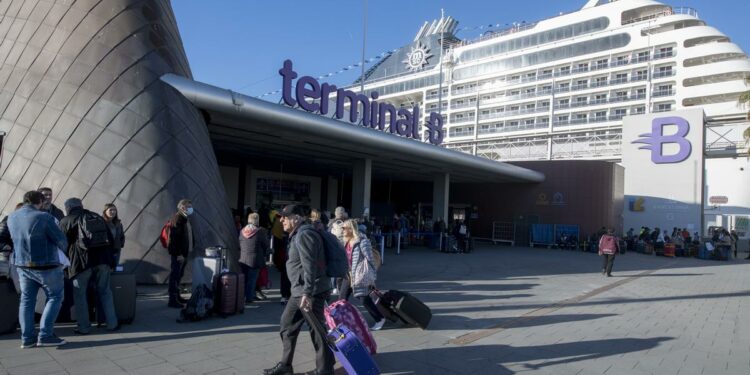 Dos cruceros inician en Barcelona la vuelta al mundo en cuatro meses con 114 catalanes a bordo