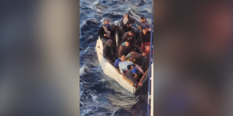 Dos grupos de balseros cubanos son rescatados por cruceros en altamar | Video | Univision 23 Miami WLTV